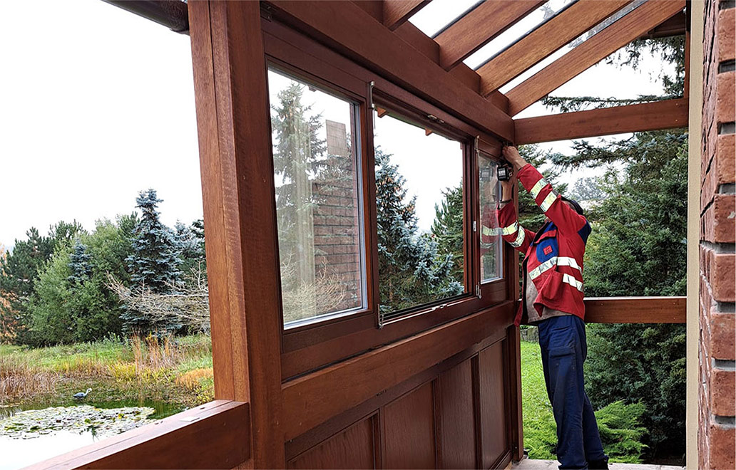 Pravidelný preventívny servis a renovácia drevených okien a dverí